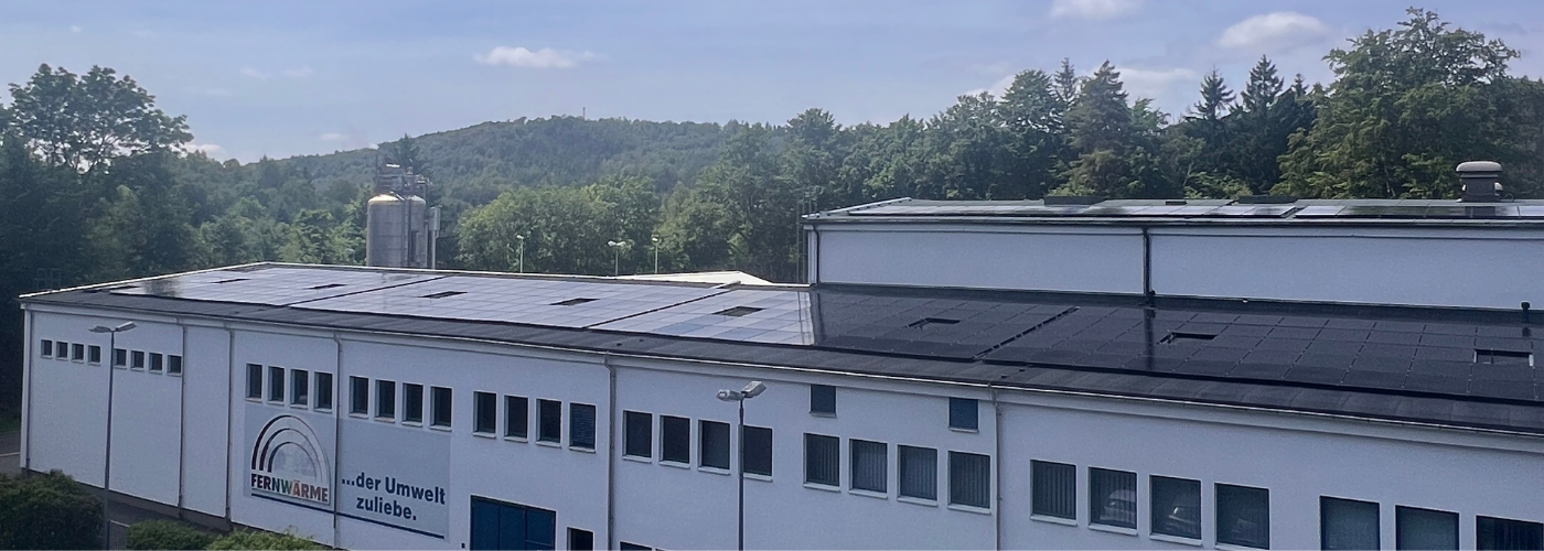 Die Sonne scheint auf die Photovoltaikanlage der Stadtwerke Suhl/Zella-Mehlis GmbH, die auf dem Dach des Heizwerks montiert ist.